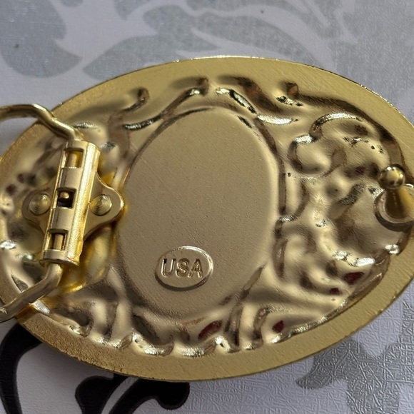 Gold tone belt buckle with scorpion design - Picture 6 of 7